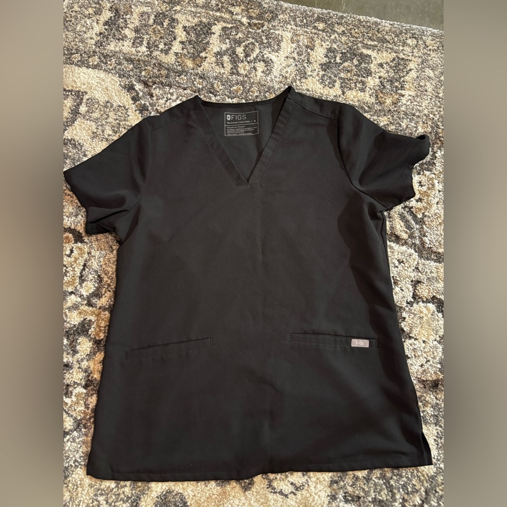Figs Black casma scrub top two pockets V-Neck size medium